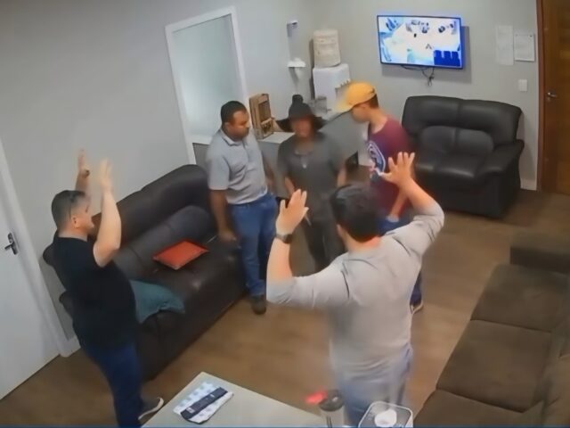 Criminosos invadem loja de metais e levam ouro, dinheiro e celulares em Campos de Julio