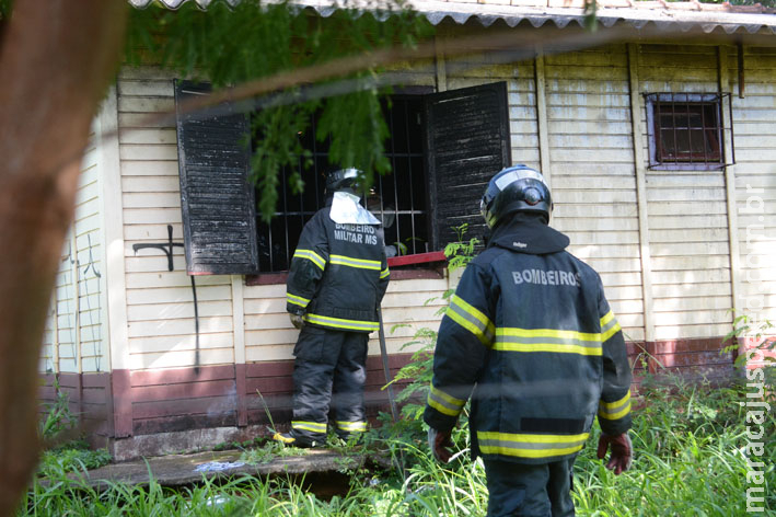 casa-pega-fogo-e-mobiliza-bombeiros-1543337081-Gabriel-Miller