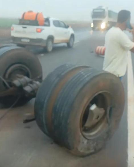 grave-acidente-entre-duas-carretas-deixa-um-morto-e-interdita-br-163-entre-lucas-do-rio-verde-e-nova-mutum