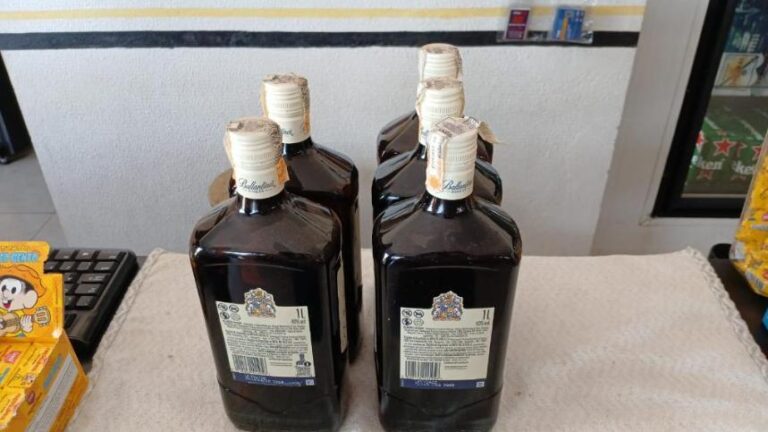 30-garrafas-de-whisky-suspeitas-de-contaminacao-por-metanol-sao-apreendidas-em-itanhanga