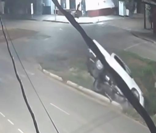 caminhonete-cai-em-valetao-apos-motorista-perder-o-controle-ao-fazer-curva-em-sinop