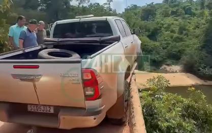 Comitiva de Pivetta passa sufoco em ponte estreita na MT-060 e cobra pavimentação da região