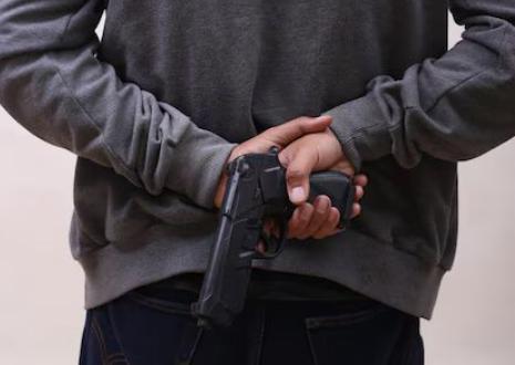 homem-e-alvejado-em-frente-a-supermercado-no-bairro-serraria-policia-investiga-motivacoes