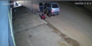 motorista-sem-placa-bate-em-portao-e-arremessado-do-carro-e-foge