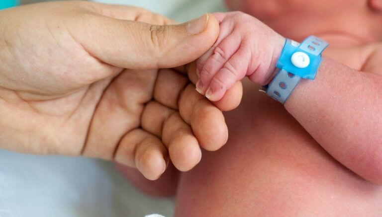 mulher-da-a-luz-em-bosque-perto-da-rodoviaria-e-e-impedida-de-deixar-recem-nascido-no-local