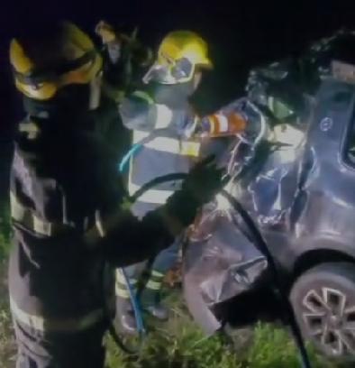 colisao-entre-carro-e-carreta-termina-com-vitima-presa-as-ferragens-na-mt-338