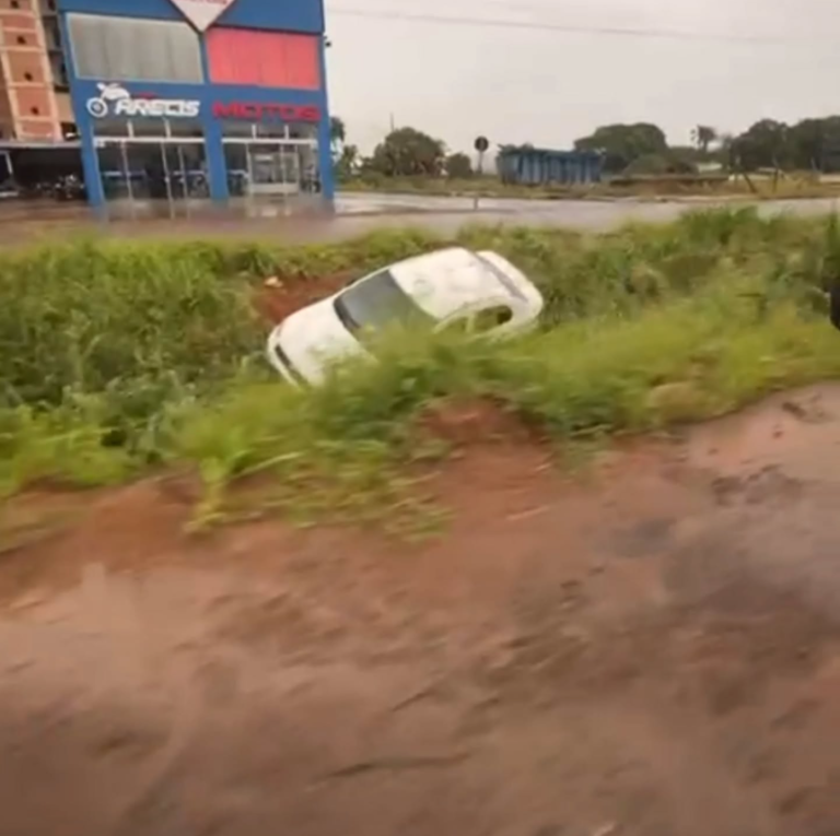 Imagens desmentem versão de colisão e mostram veículo caindo sozinho em bacia de contenção