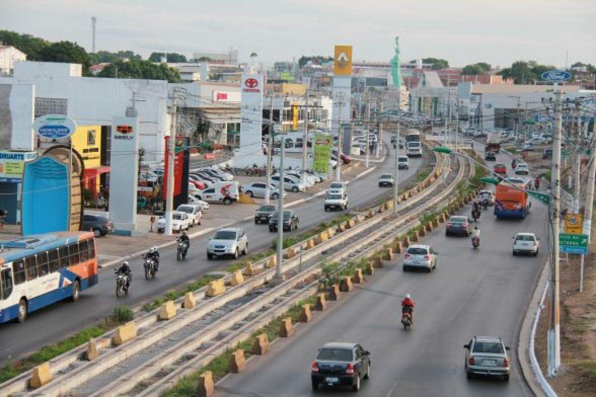 Mulher morre atropelada após ser atingida por dois veículos na Avenida da FEB, em Várzea Grande