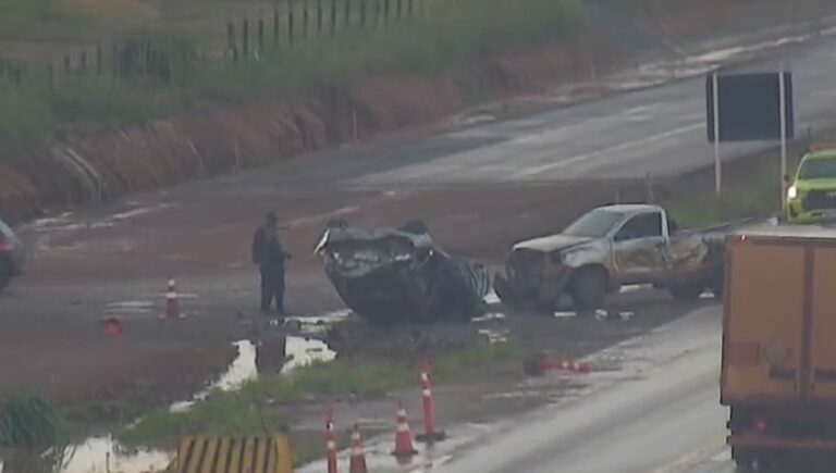 acidente-na-br-163-carro-capota-e-atinge-caminhonete-estacionada-em-sorriso