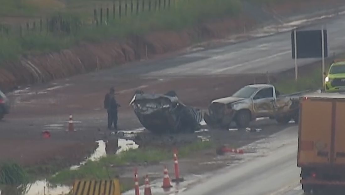 ACIDENTE NA BR-163: Carro capota e atinge caminhonete estacionada em Sorriso.