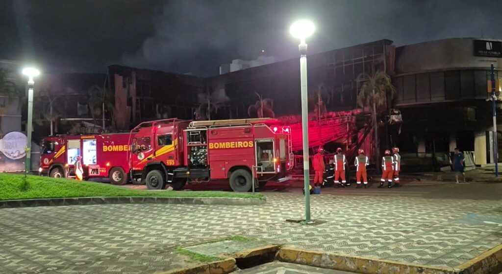Tragédia em Sinop: Incêndio de grandes proporções destrói o bar Ditado Popular na madrugada