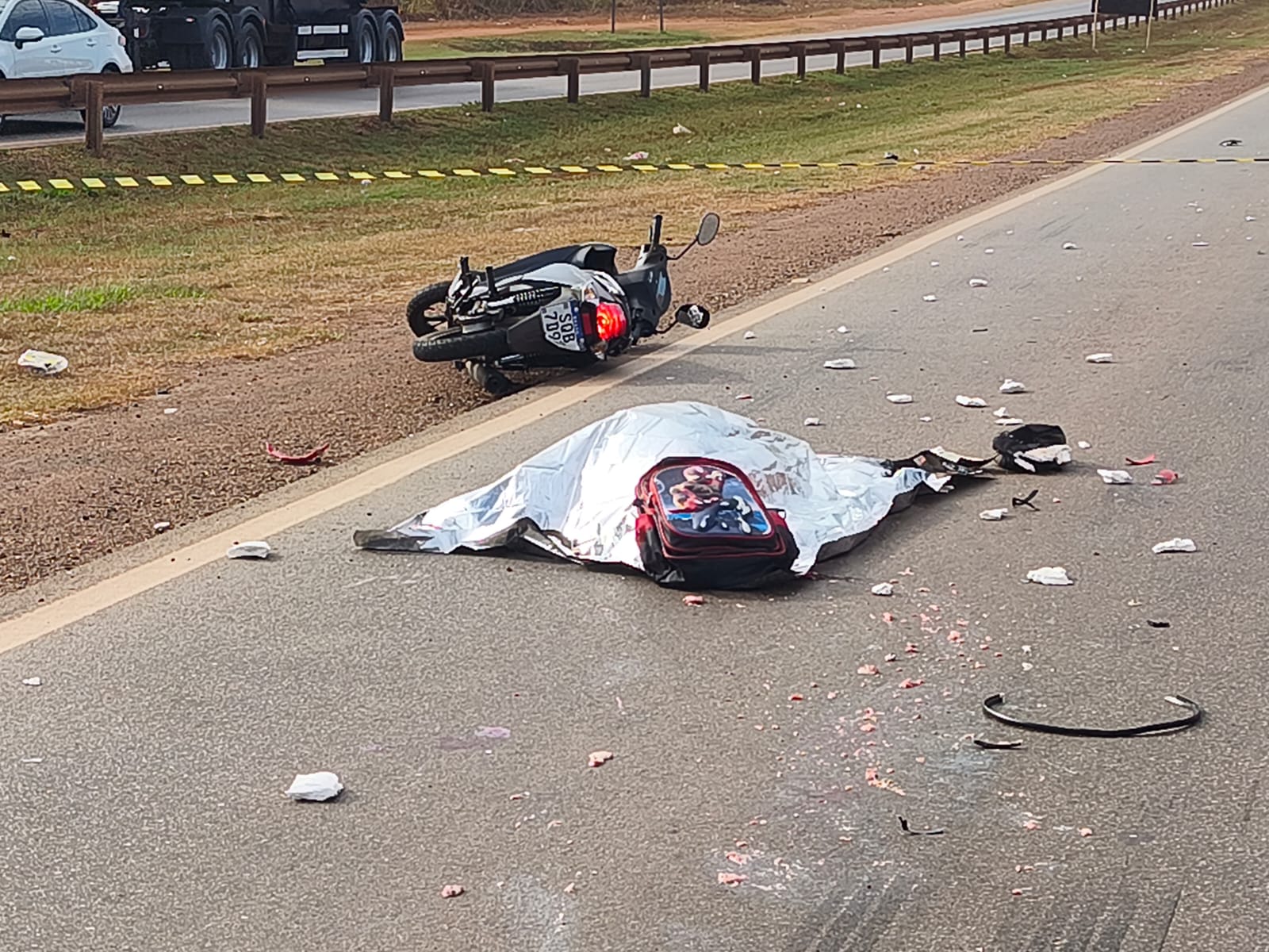 Mulher morre em acidente entre moto e carreta na BR-364 em Rondonópolis