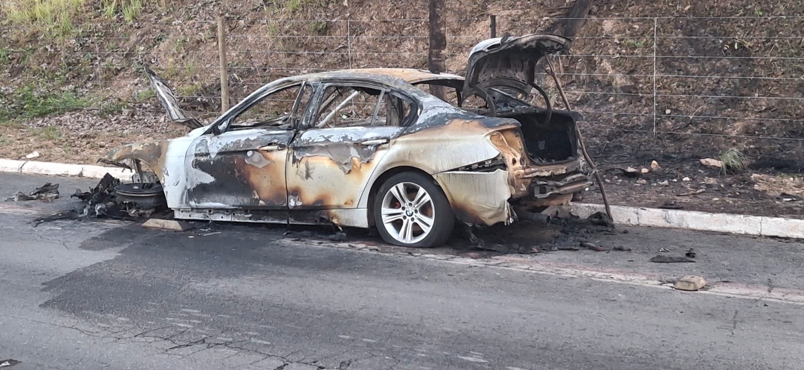 BMW é tomada pelo fogo e fica destruída após barulho de explosão em avenida de Cuiabá
